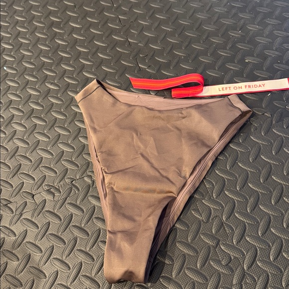 Left On Friday• NWT Dip bottom bathing suit bottoms - Picture 4 of 4
